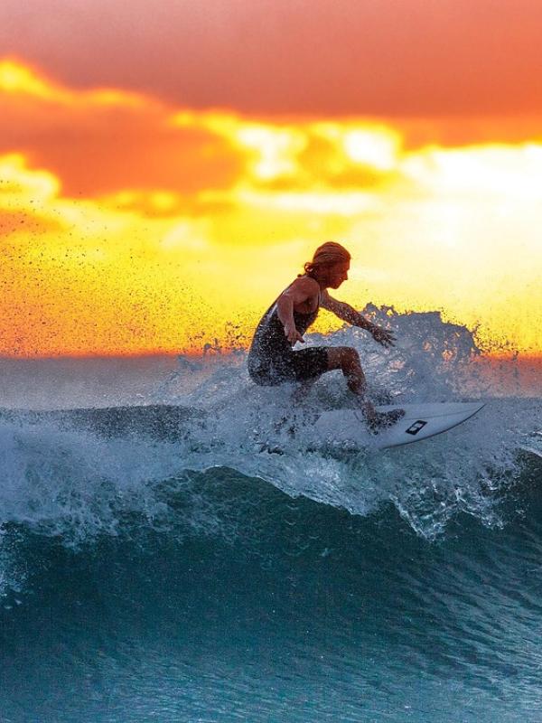Surfeur au coucher du soleil